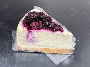 Porción de cheesecake frío de frutos rojos
