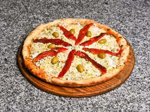 Pizza mozzarella con morrón y huevo