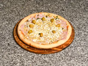 Pizza muzzarella jamón y huevo