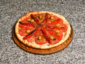 Pizza napolitana con morrón