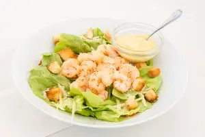 Caesar con langostinos