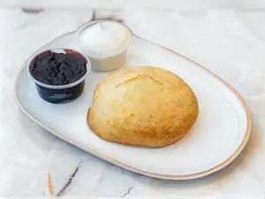 Scon con queso y mermelada