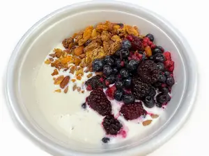 Yogurt con frutas y granola