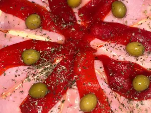 Pizza De Jamón Y Morrones