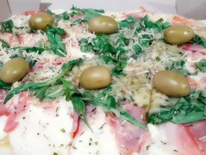 Jamón crudo rúcula provolone
