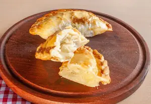 Cq - empanada cebolla y queso
