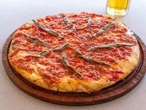 Pizza con anchoas grande