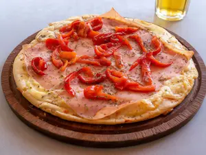 Pizza con jamón y morrón indi.