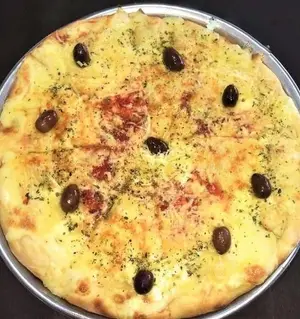 Pizza con provolone grande