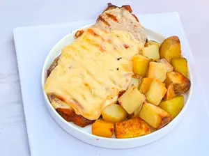 Milanesa de pollo napo con papas