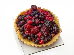 Tarta de pastelera con frutos rojos