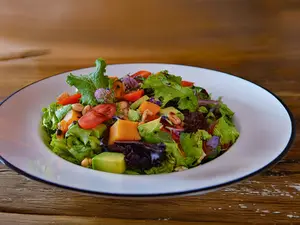 Ensalada yamani, palta y pollo