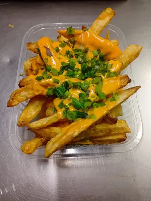 Papas medianas cheddar, verdeo