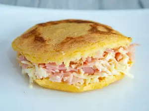 Arepa asada de jamón y queso