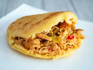 Arepa asada de pollo guisado