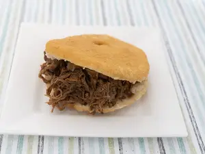 Arepa frita de carne mechada