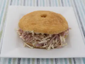 Arepa frita de jamón y queso