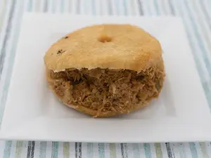 Arepa frita de pollo guisado