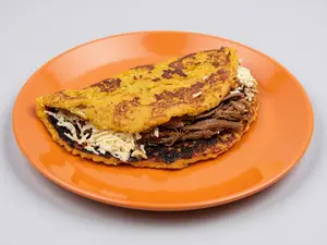 Con queso y carne mechada