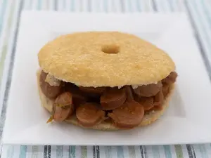 Con salchicha guisada