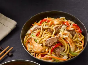 Chaw mien con pollo y carne