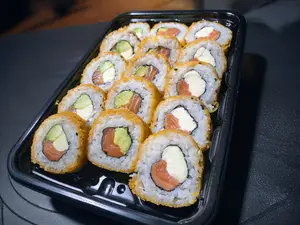 15 un rolls mix de salmón rebozados en panco