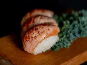 Niguiris de salmón flameados