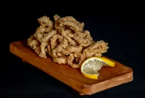 Porcion de rabas con salsa