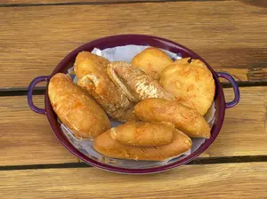 6 arepitas de chicharrón dip salsa de ajo