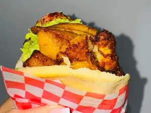 Arepa chuleta ahumada , plátano y queso