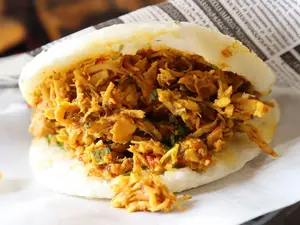 Arepa de pollo y bebida akuarius