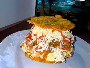Patacón de carne y pollo