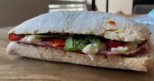 Sandwich de pastron Ahumado