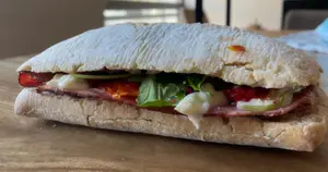 Sandwich de pastron y brie