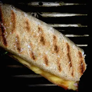 Sándwich pesto palta hummus