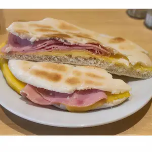 Tostado arabe cheddar y lomito