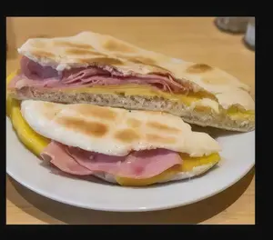 Tostado arabe jamon y gouda