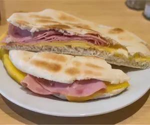 Tostado porchetta y cheddar