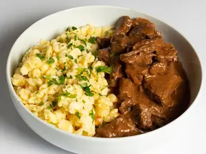 Goulash con spaetzle