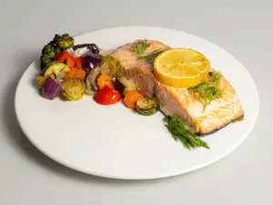 Salmón con verduras asadas