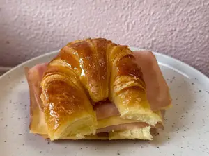 Medialun con jamón y queso