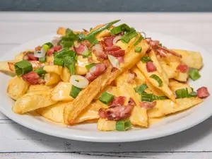 Fritas chedar panceta y verdeo