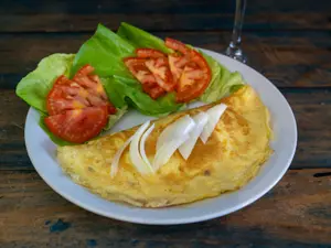 Omelette de verdura con guarni