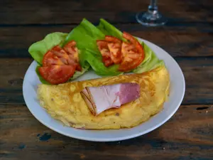 Omelette panceta y q c/guarni