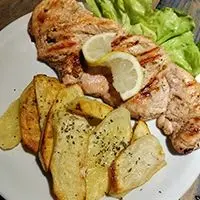 Pechuga grillada con guarni
