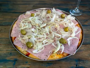 Pizza de ceb, queso y jamón