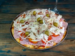 Pizza de ceb, tomate y jamón