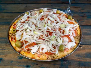 Pizza de cebolla y tomate