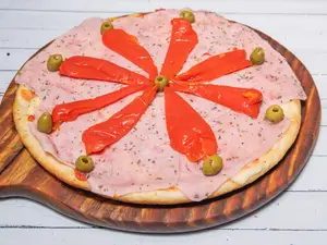 Pizza de jamón y morrones