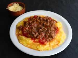 Polenta con salsa de carne cortada a cuchillo